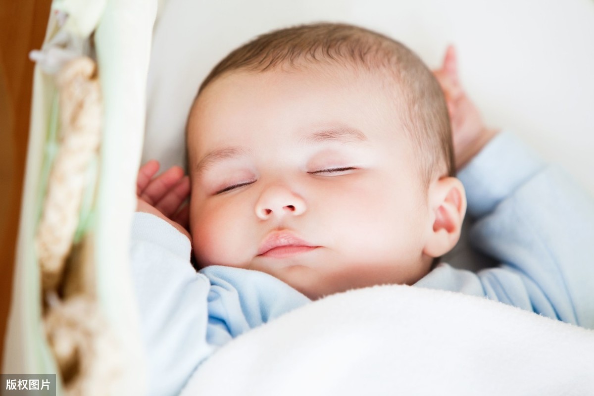 小孩睡觉嘴巴老是张开是什么原因（怎么判断小孩是不是腺样体肥大）