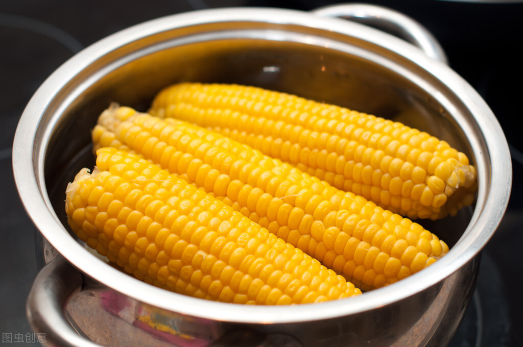 煮玉米需要多长时间冷水下锅吗（煮玉米是冷水下锅还是热水下锅煮多久）